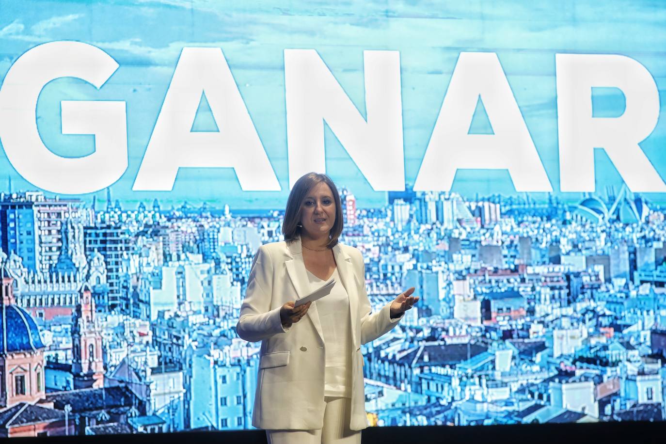 El vicepresidente del Grupo Popular Europeo, Esteban González Pons, junto a la portavoz municipal del PP en el Ayuntamiento de València, María José Català, durante el XIII Congreso del PP de València celebrado en el Museo de las Ciencias Príncipe Felipe. 