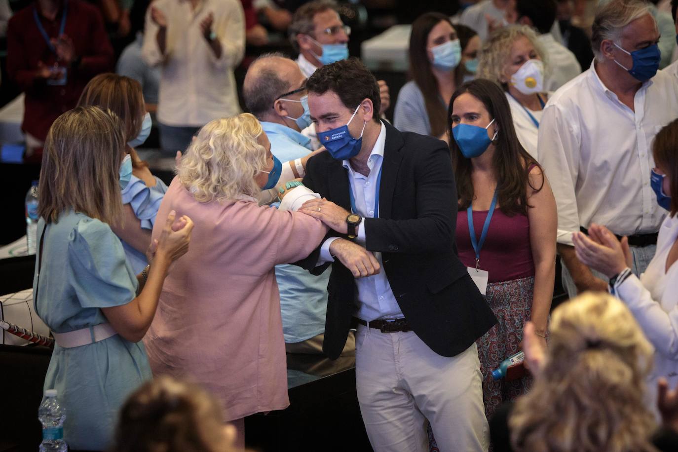 El vicepresidente del Grupo Popular Europeo, Esteban González Pons, junto a la portavoz municipal del PP en el Ayuntamiento de València, María José Català, durante el XIII Congreso del PP de València celebrado en el Museo de las Ciencias Príncipe Felipe. 