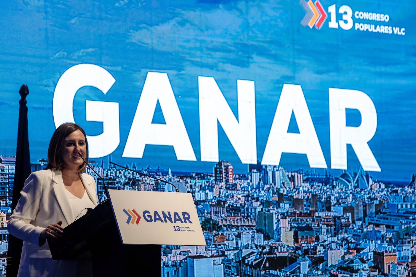 El vicepresidente del Grupo Popular Europeo, Esteban González Pons, junto a la portavoz municipal del PP en el Ayuntamiento de València, María José Català, durante el XIII Congreso del PP de València celebrado en el Museo de las Ciencias Príncipe Felipe. 