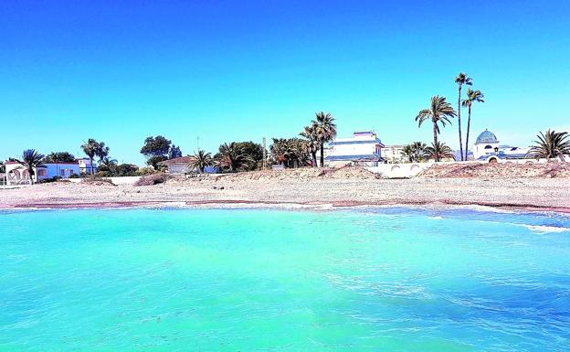 No solo ofrece seis kilómetros de litoral con hermosas playas, también monumentos arquitectónicos. 