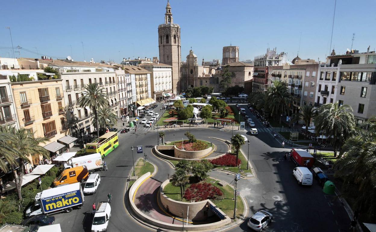 La plaza de la Reina, con la catedral al fondo. 