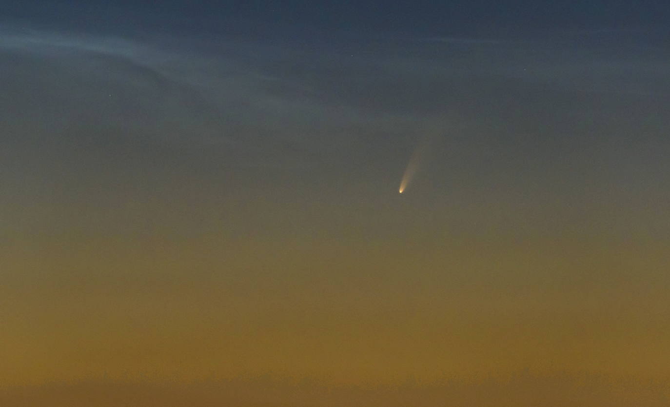 El cometa Neowise, «de una belleza extrema», puede ya observarse en el cielo del amanecer. Un espectáculo del que se puede disfrutar a simple vista hasta mediados de mes mirando en dirección noreste, aunque es mejor si se usa unos prismáticos. Desde la península Ibérica se verá en pleno amanecer, a partir de las 05.00 horas y hasta poco antes de la salida el Sol. Aunque se puede observar a simple vista, el astrofísico Josep Maria Trigo, del Instituto de Ciencias del Espacio del CSIC y del Instituto de Estudios Espaciales de Cataluña recomienda unos prismáticos lo más luminosos posible.