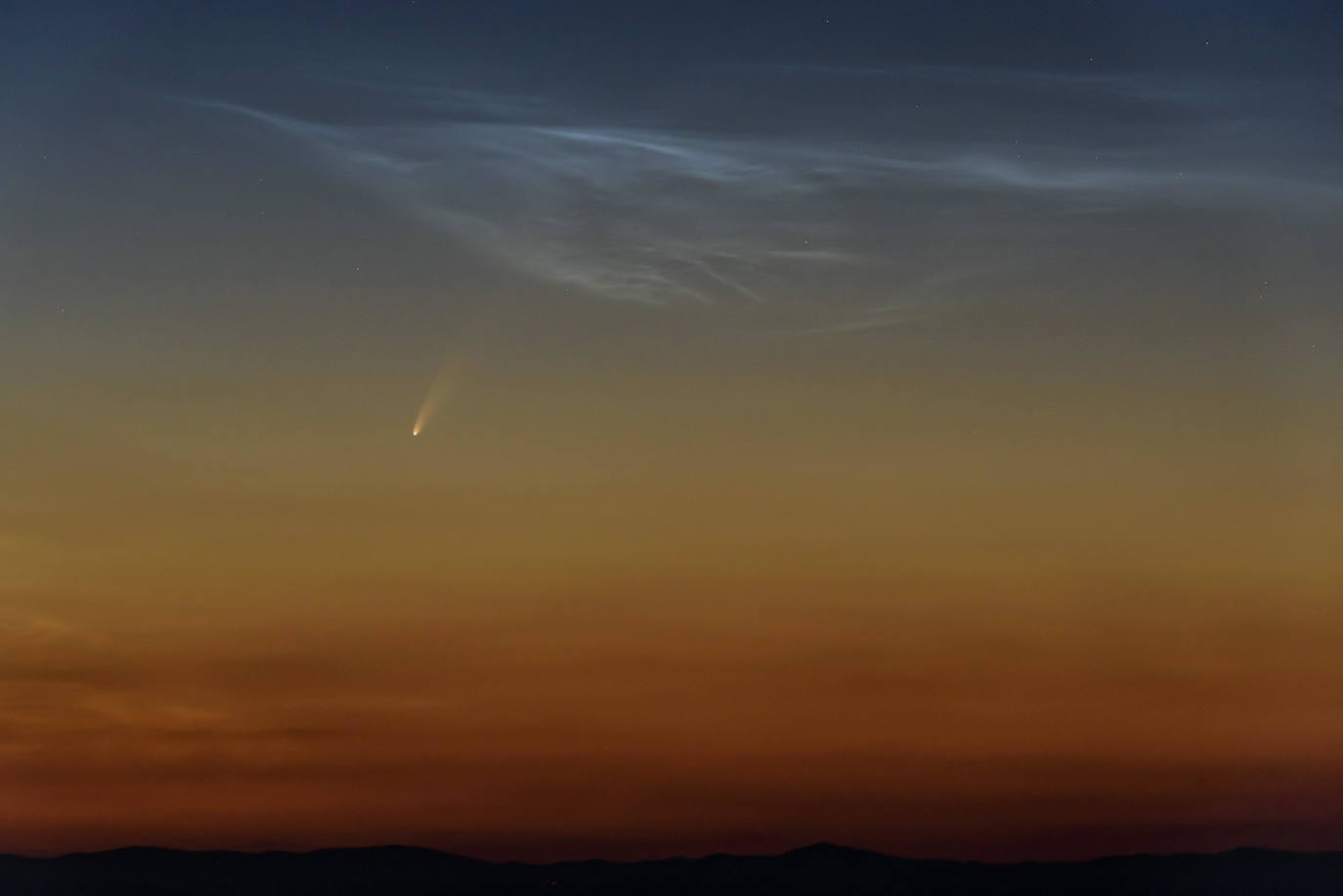 El cometa Neowise, «de una belleza extrema», puede ya observarse en el cielo del amanecer. Un espectáculo del que se puede disfrutar a simple vista hasta mediados de mes mirando en dirección noreste, aunque es mejor si se usa unos prismáticos. Desde la península Ibérica se verá en pleno amanecer, a partir de las 05.00 horas y hasta poco antes de la salida el Sol. Aunque se puede observar a simple vista, el astrofísico Josep Maria Trigo, del Instituto de Ciencias del Espacio del CSIC y del Instituto de Estudios Espaciales de Cataluña recomienda unos prismáticos lo más luminosos posible.