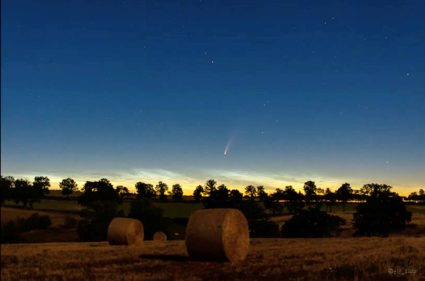 El cometa Neowise, «de una belleza extrema», puede ya observarse en el cielo del amanecer. Un espectáculo del que se puede disfrutar a simple vista hasta mediados de mes mirando en dirección noreste, aunque es mejor si se usa unos prismáticos. Desde la península Ibérica se verá en pleno amanecer, a partir de las 05.00 horas y hasta poco antes de la salida el Sol. Aunque se puede observar a simple vista, el astrofísico Josep Maria Trigo, del Instituto de Ciencias del Espacio del CSIC y del Instituto de Estudios Espaciales de Cataluña recomienda unos prismáticos lo más luminosos posible.