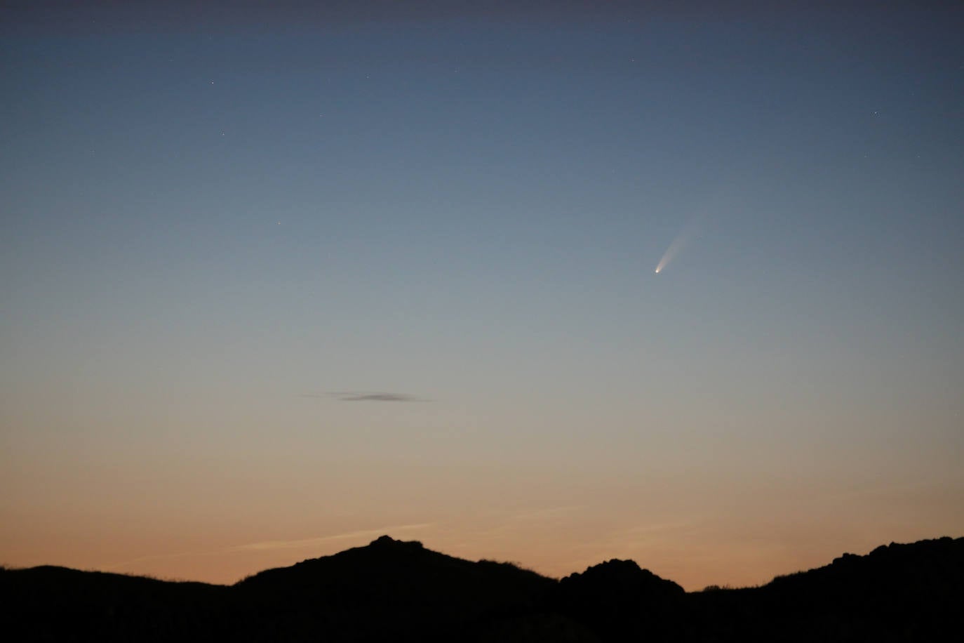 El cometa Neowise, «de una belleza extrema», puede ya observarse en el cielo del amanecer. Un espectáculo del que se puede disfrutar a simple vista hasta mediados de mes mirando en dirección noreste, aunque es mejor si se usa unos prismáticos. Desde la península Ibérica se verá en pleno amanecer, a partir de las 05.00 horas y hasta poco antes de la salida el Sol. Aunque se puede observar a simple vista, el astrofísico Josep Maria Trigo, del Instituto de Ciencias del Espacio del CSIC y del Instituto de Estudios Espaciales de Cataluña recomienda unos prismáticos lo más luminosos posible.