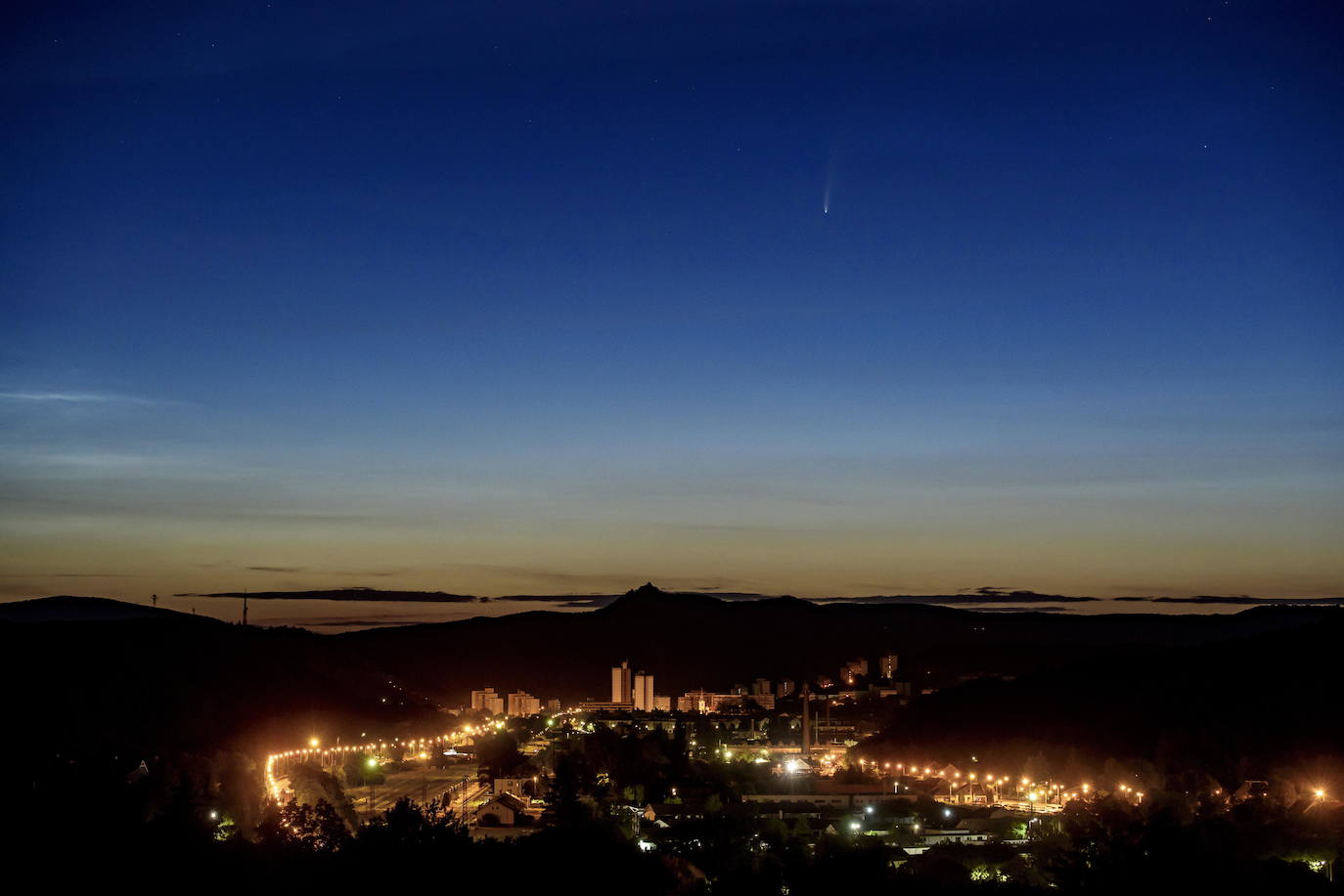 El cometa Neowise, «de una belleza extrema», puede ya observarse en el cielo del amanecer. Un espectáculo del que se puede disfrutar a simple vista hasta mediados de mes mirando en dirección noreste, aunque es mejor si se usa unos prismáticos. Desde la península Ibérica se verá en pleno amanecer, a partir de las 05.00 horas y hasta poco antes de la salida el Sol. Aunque se puede observar a simple vista, el astrofísico Josep Maria Trigo, del Instituto de Ciencias del Espacio del CSIC y del Instituto de Estudios Espaciales de Cataluña recomienda unos prismáticos lo más luminosos posible.