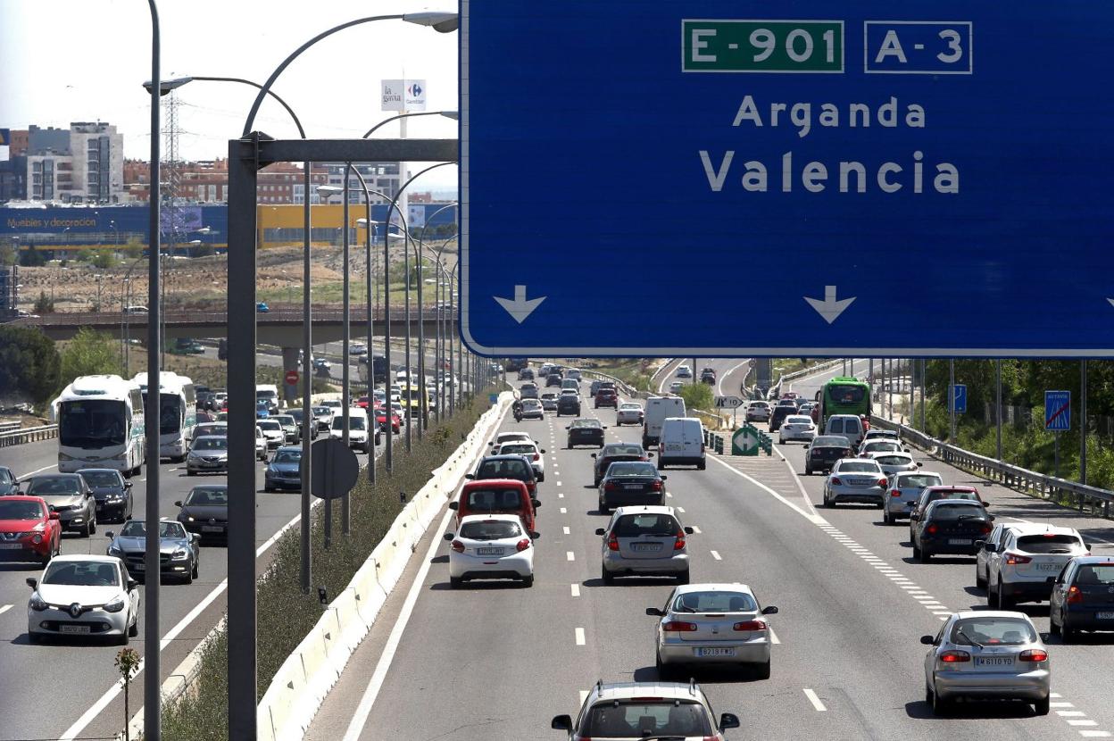 p La nueva normalidad. Los movimientos en carretera se han normalizado tras el confinamiento. En la foto, tráfico denso de Madrid a Valencia. efe