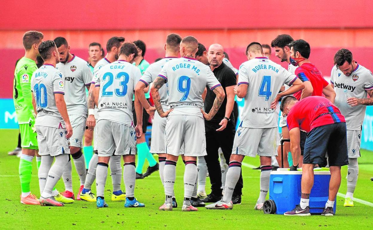 Paco López, en una de las pausas de hidratación del partido contra el Mallorca. 