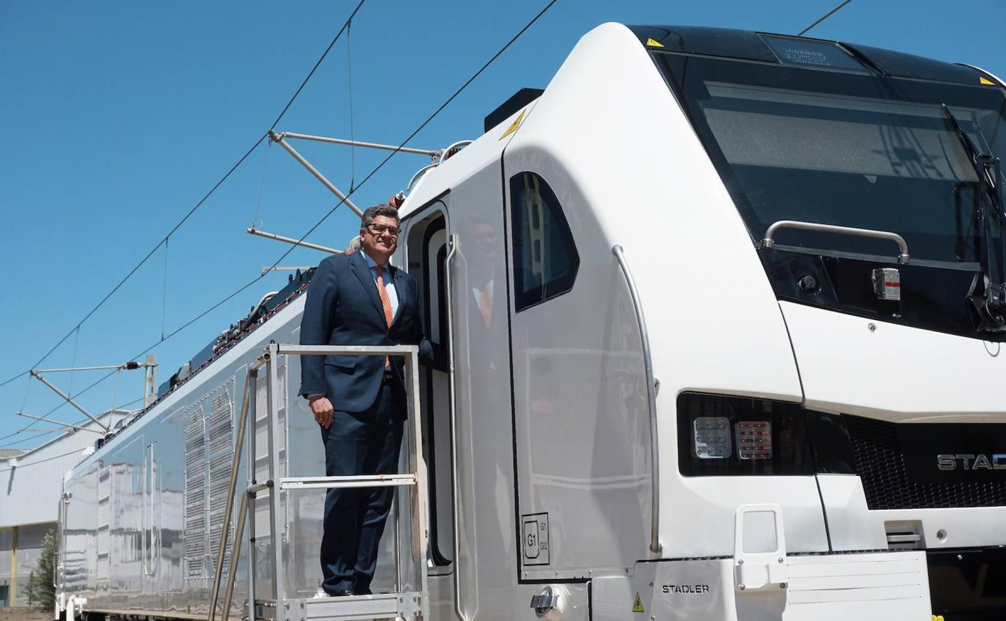 El presidente de Stadler Valencia, Íñigo Parra, con la locomotora Eurodual.