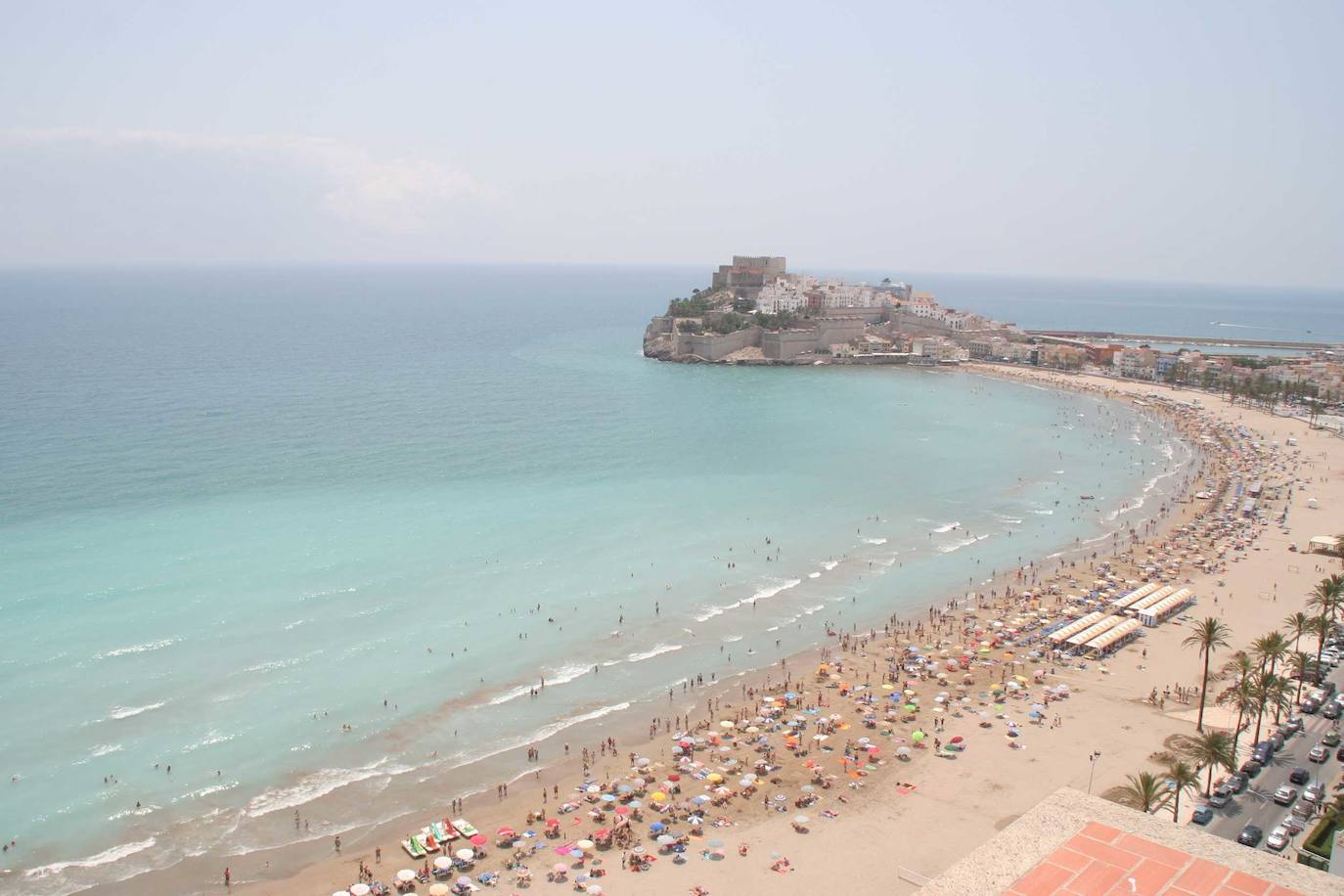 Con la distancia social impuesta por la pandemia, se han revalorizado todavía más las playas espaciosas. Si antes eran un lugar agradable donde dejar cómodamente la toalla sin notar la arena que levanta el del al lado con cada movimiento, ahora son el rincón deseado para evitar contagios. Aquí van diez de las playas más kilométricas de la Comunitat Valenciana para disfrutar del verano sin agobios.