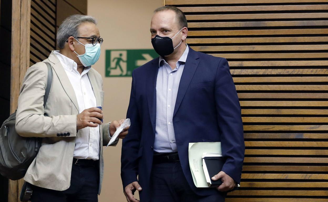 El vicepresidente Ruben Martinez Dalmau (d), conversa con Manolo Mata, en Les Corts. 