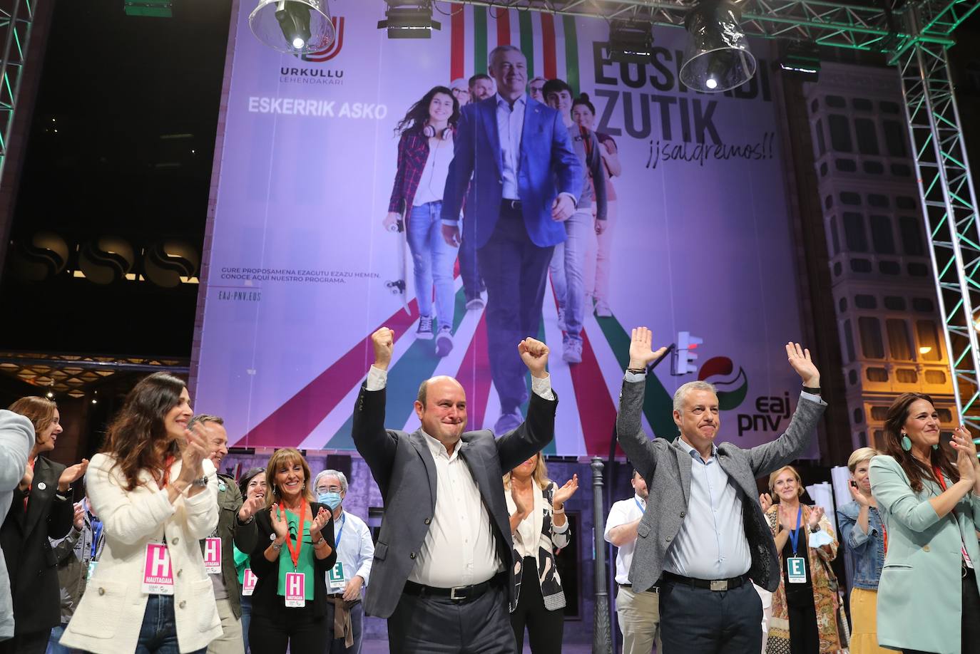 El lehendakari y candidato a la reelección Iñigo Urkullu junto al presidente del PNV Andoni Ortuzar celebran los resultados electorales en la sede central del PNV este domingo en Bilbao. 