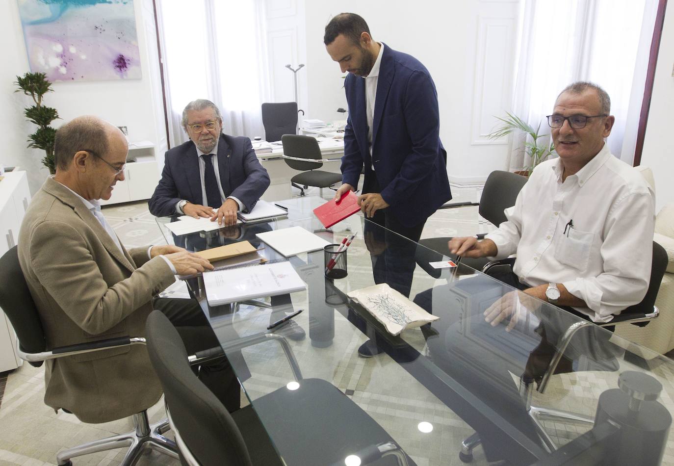 El concejal de Hacienda del Ayuntamiento de Valencia, en una reunión con el gerente de la Federacion de Hosteleria 