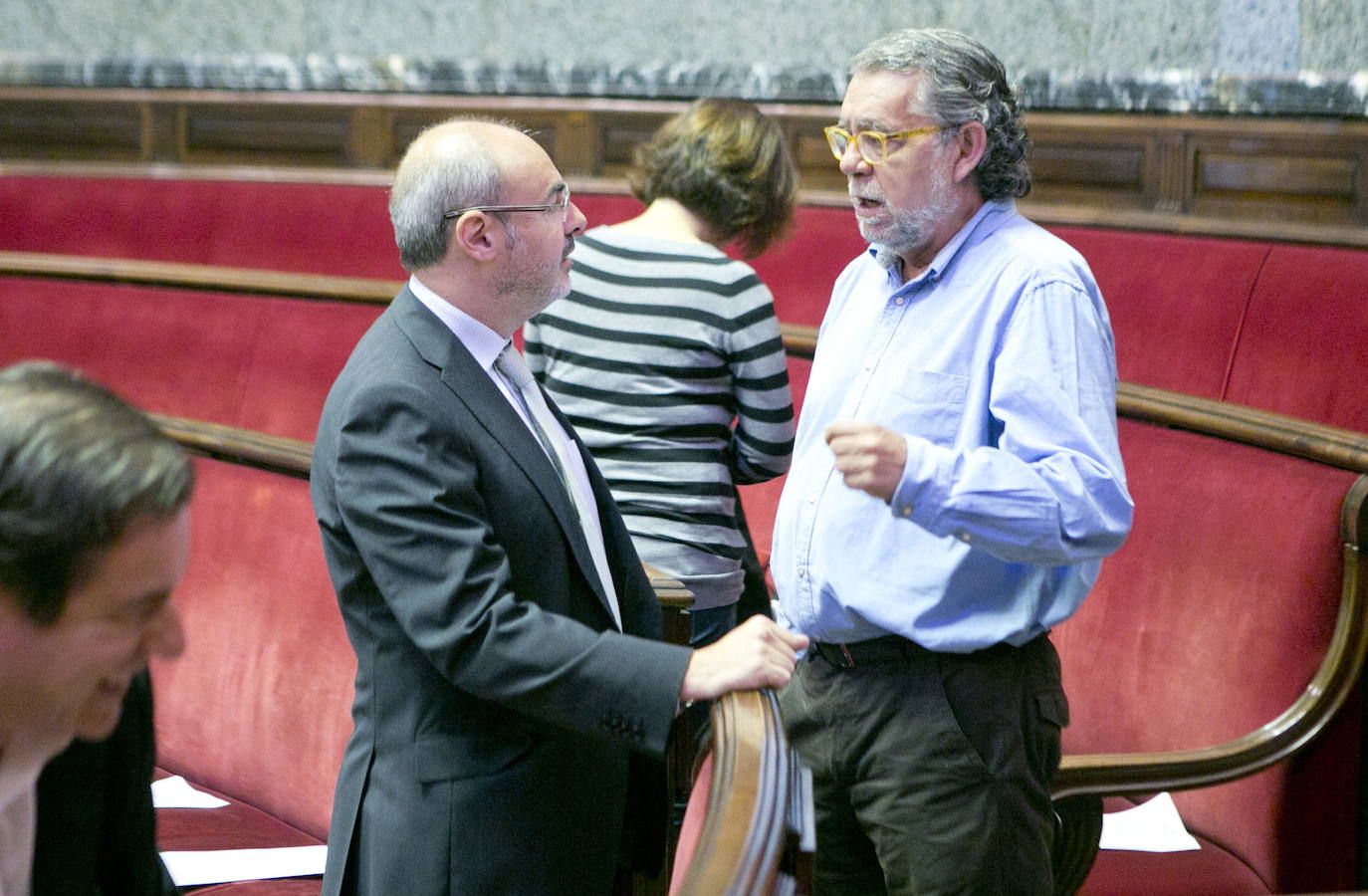 Ramón Vilar conversa con un concejal del PP tras un pleno. 