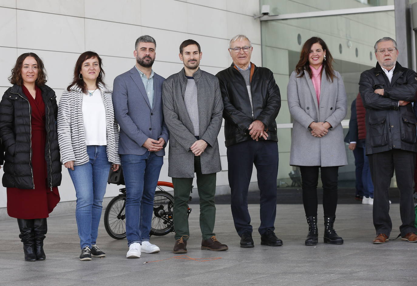 El concejal de Hacienda, del PSPV-PSOE, posa junto a parte del Gobierno del Rialto. 