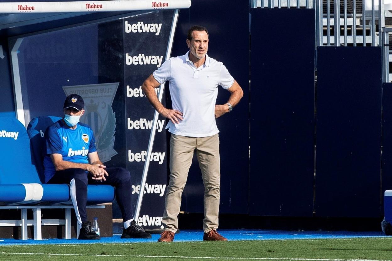 Salvador González 'Voro', de pie, durante el encuentro de ayer en Butarque. EFE
