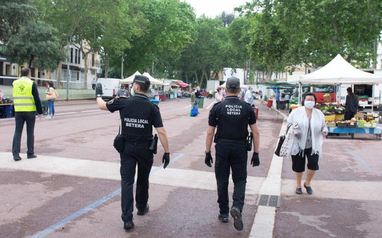 Dos de los policías locales de Bétera que salvaron la vida al joven. LP