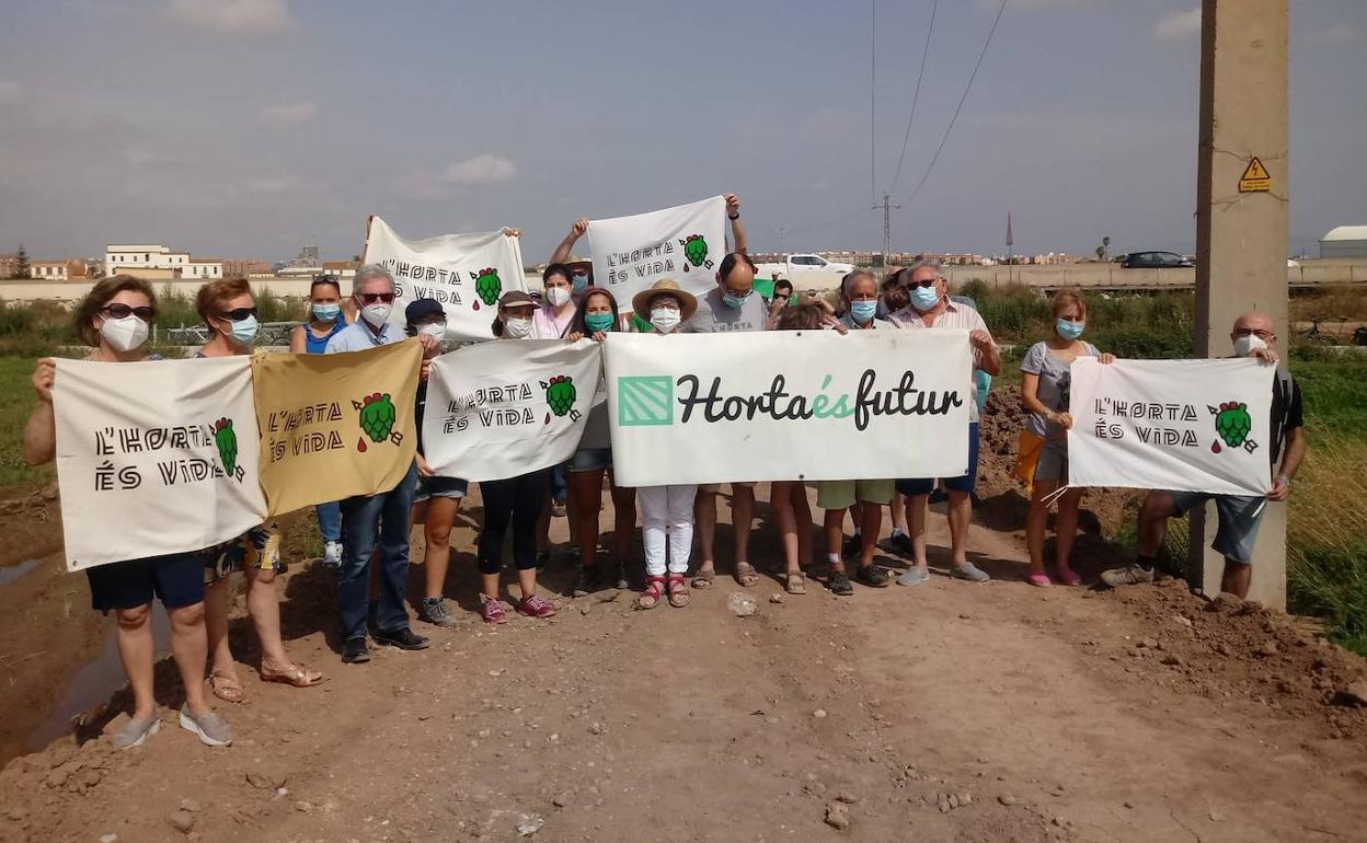 Los participantes en la concentración del pasado domingo, junto a la torre eléctrica. 