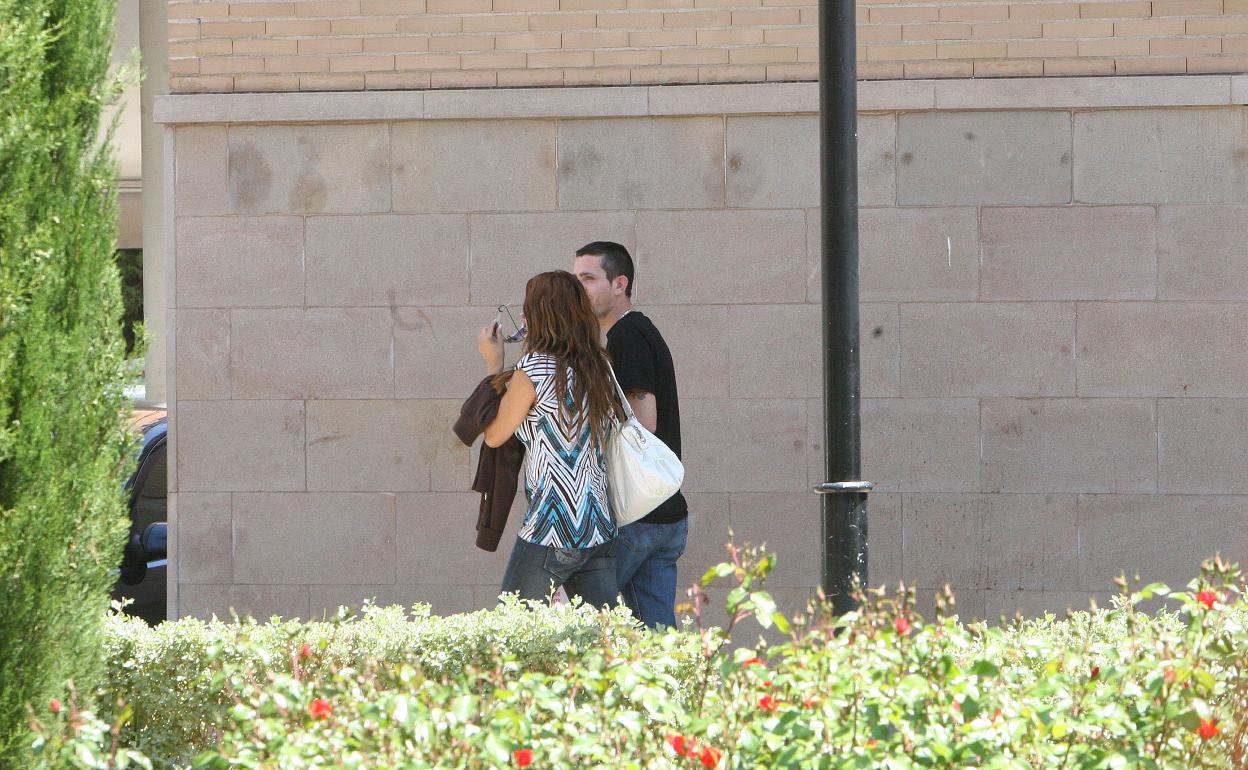 Roberto M. camina con una amiga por una calle de Catarroja. 