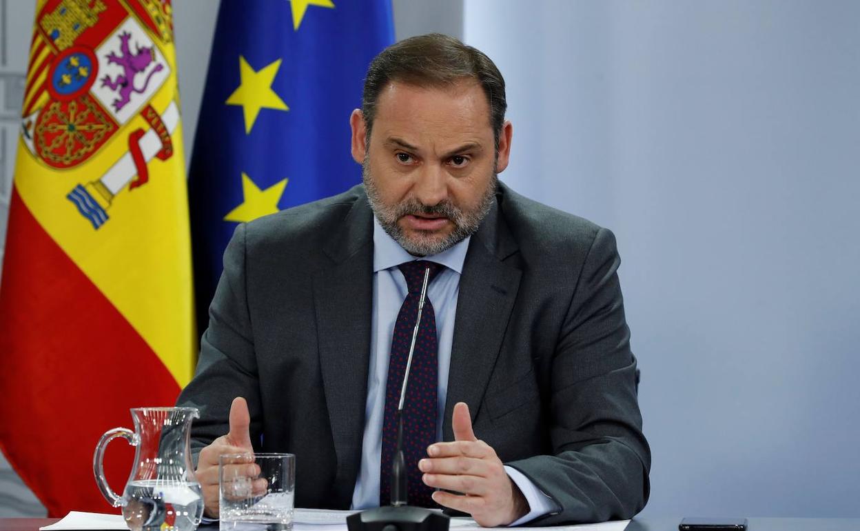 El ministro de Transporte, José Luis Ábalos durante la rueda de prensa tras el Consejo de Ministros en el Palacio de la Moncloa.