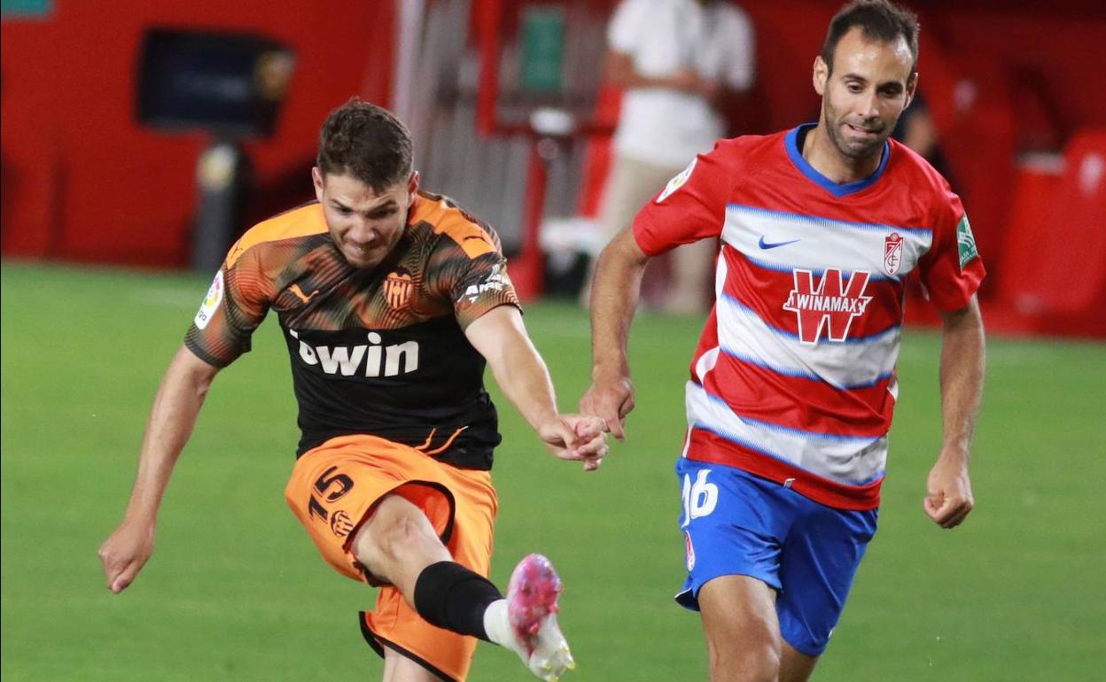 Manu Vallejo, durante la jugada que terminó en gol frente al Granada. 