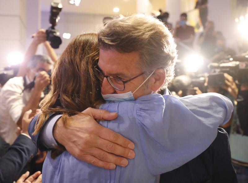 El presidente de la Xunta, Alberto Núñez Feijóo, se abraza a su mujer tras revalidar su cuarta mayoría absoluta.