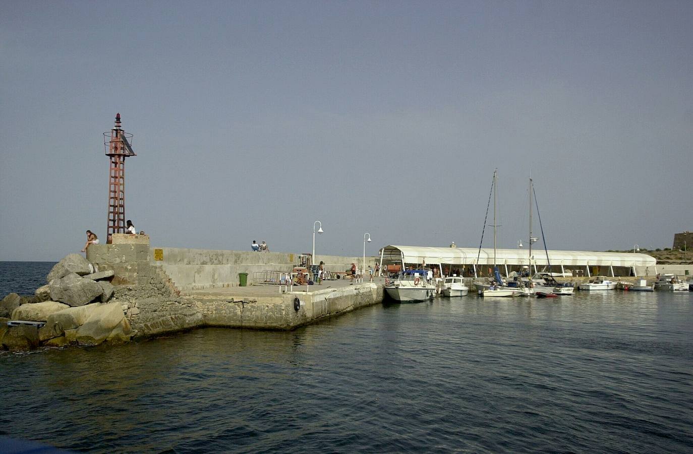 Tabarca está llena de historia, pues sus costas albergaron en el pasado un refugio de piratas berberiscos. En el siglo XVIII, Carlos III ordenó fortificarla y levantar en ella un pueblo en el que alojar a varias familias de pescadores de Génova que estaban cautivos en la ciudad tunecina de Tabarka. Las murallas que rodean su núcleo urbano han sido declaradas Conjunto Histórico Artístico y Bien de Interés Cultural.