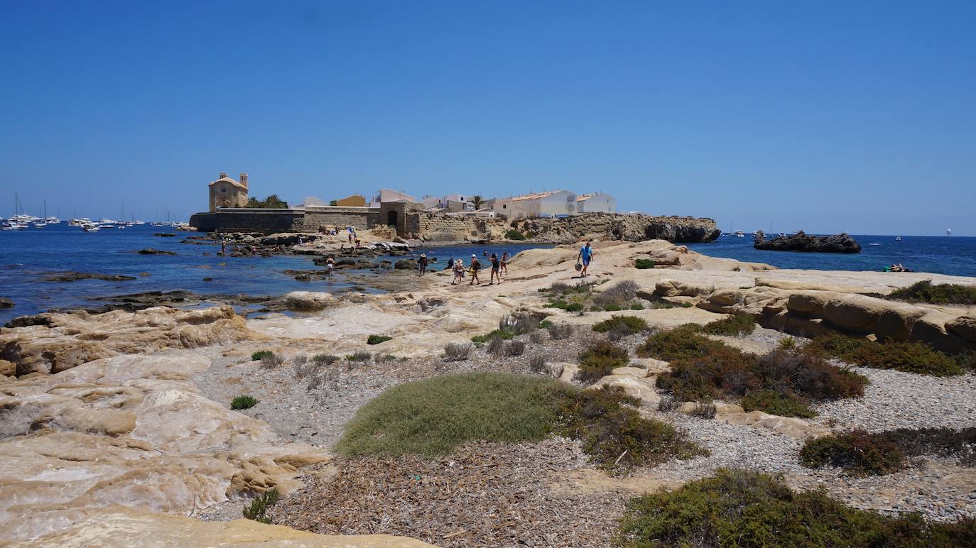 En verano, la isla pasa de tener menos de 100 habitantes a miles y miles de turistas, atraídos por sus bellos rincones y naturaleza mediterránea.