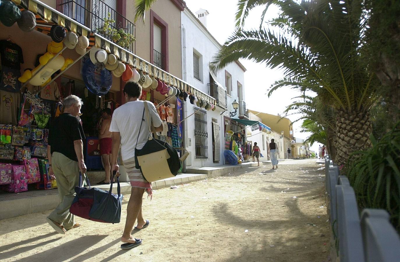 Con sus singularidades, Tabarca es uno de esos rincones costeros de personalidad solitaria donde hace mucho que se paró el tiempo.