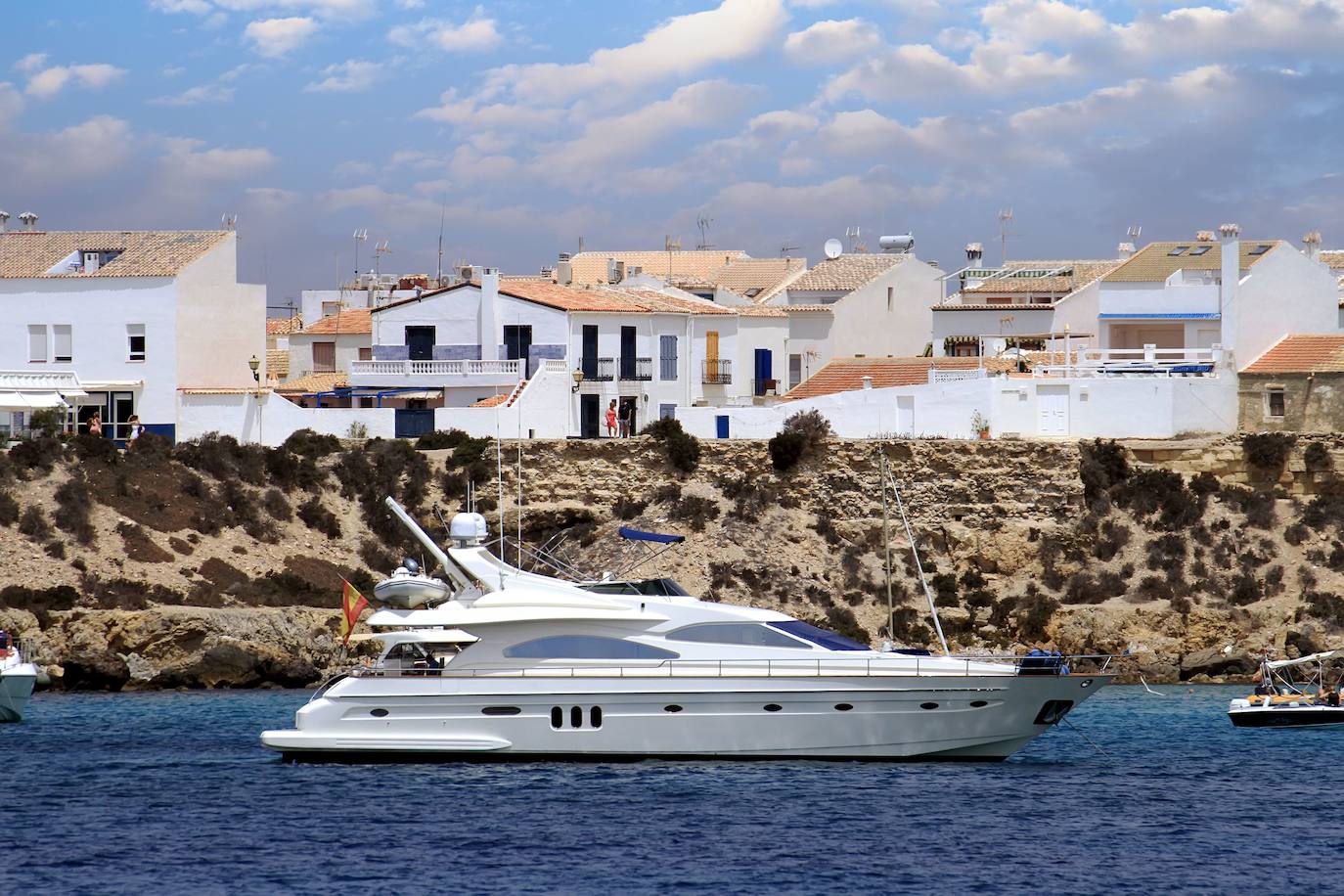 En función de la época del año, hay varios barcos diarios a Tabarca desde Santa Pola, Alicante, Guardamar del Segura o Benidorm, que tardan entre media hora y algo más de una hora en llegar, según cuál sea el puerto de embarque.