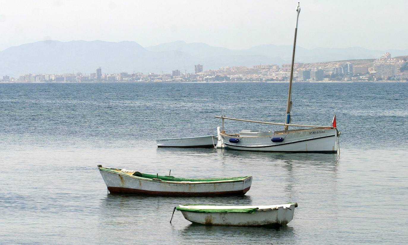 La isla cuenta historias, siempre vinculadas con el mar, que han dejado huella en sus calles, monumentos y paisajes.