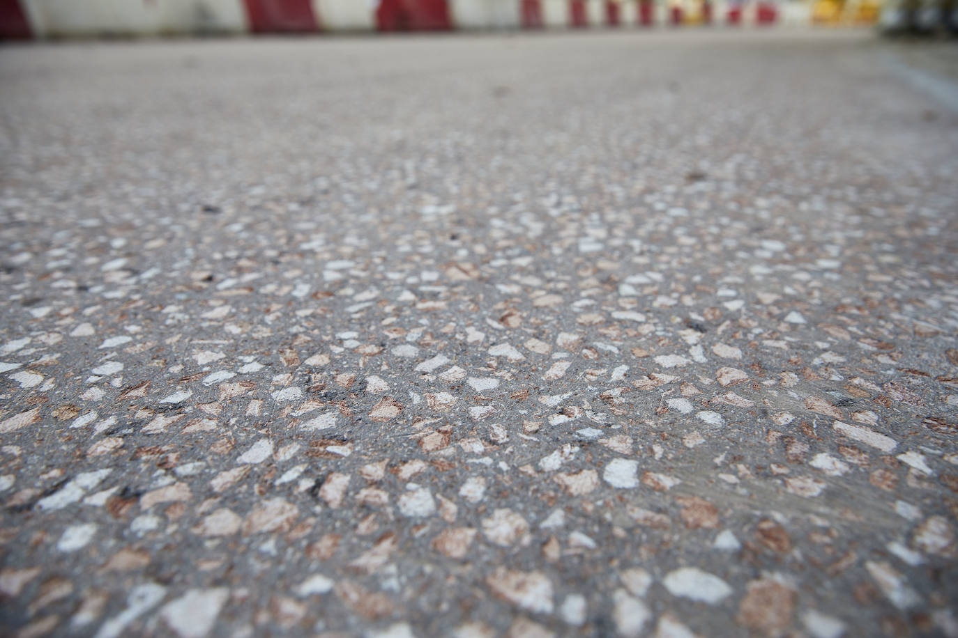 El nuevo asfalto rojizo de la plaza del Ayuntamiento ya está terminado en el tramo frente al teatro Rialto, cerca de la esquina con la calle Barcelonina, por lo que es la imagen más fidedigna de cómo quedará la plaza cuando terminen las obras, que se espera que finalicen en días. 