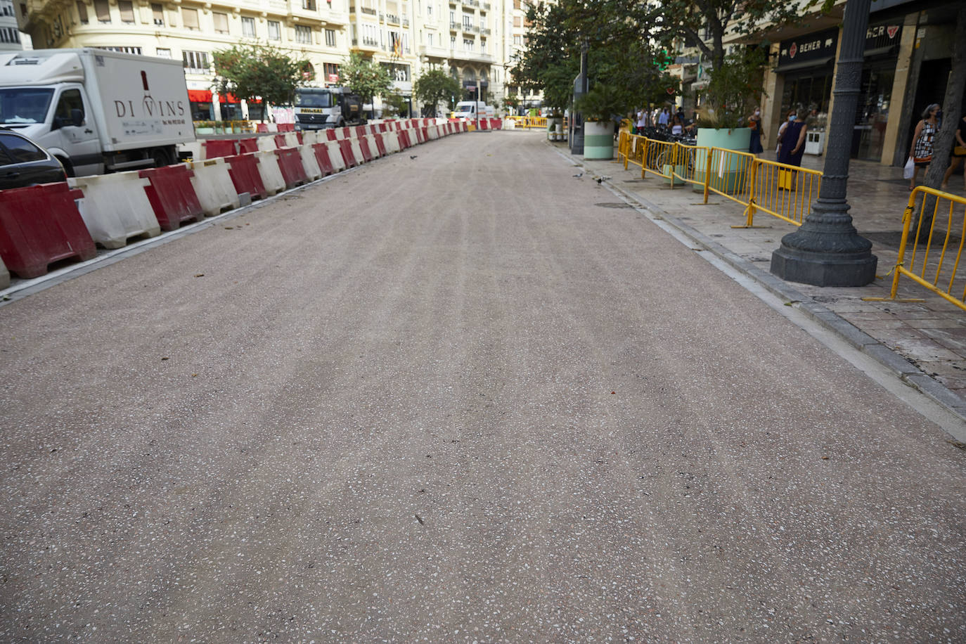 El nuevo asfalto rojizo de la plaza del Ayuntamiento ya está terminado en el tramo frente al teatro Rialto, cerca de la esquina con la calle Barcelonina, por lo que es la imagen más fidedigna de cómo quedará la plaza cuando terminen las obras, que se espera que finalicen en días. 