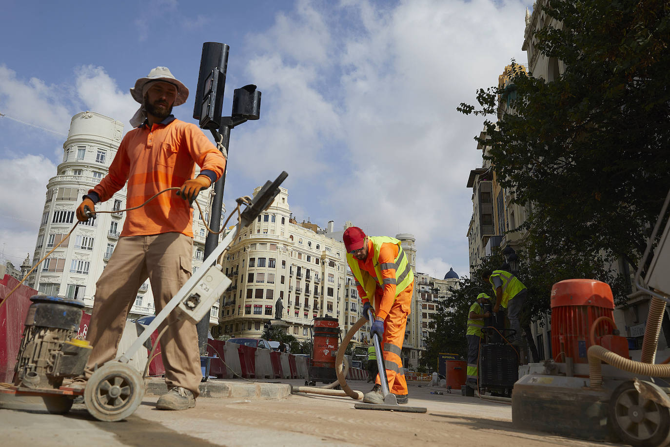 El nuevo asfalto rojizo de la plaza del Ayuntamiento ya está terminado en el tramo frente al teatro Rialto, cerca de la esquina con la calle Barcelonina, por lo que es la imagen más fidedigna de cómo quedará la plaza cuando terminen las obras, que se espera que finalicen en días. 