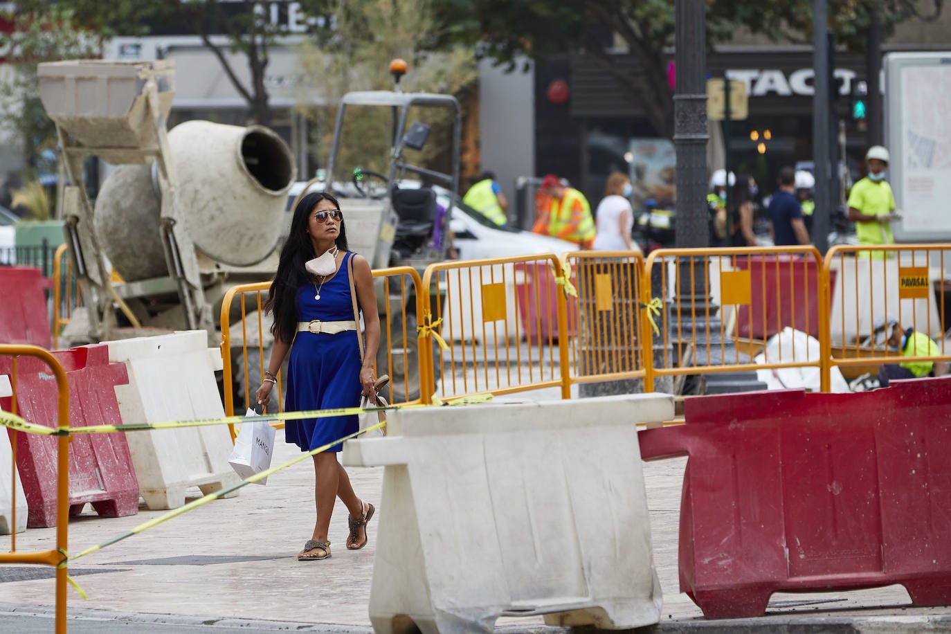 El nuevo asfalto rojizo de la plaza del Ayuntamiento ya está terminado en el tramo frente al teatro Rialto, cerca de la esquina con la calle Barcelonina, por lo que es la imagen más fidedigna de cómo quedará la plaza cuando terminen las obras, que se espera que finalicen en días. 