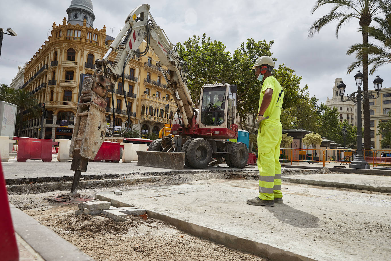 El nuevo asfalto rojizo de la plaza del Ayuntamiento ya está terminado en el tramo frente al teatro Rialto, cerca de la esquina con la calle Barcelonina, por lo que es la imagen más fidedigna de cómo quedará la plaza cuando terminen las obras, que se espera que finalicen en días. 