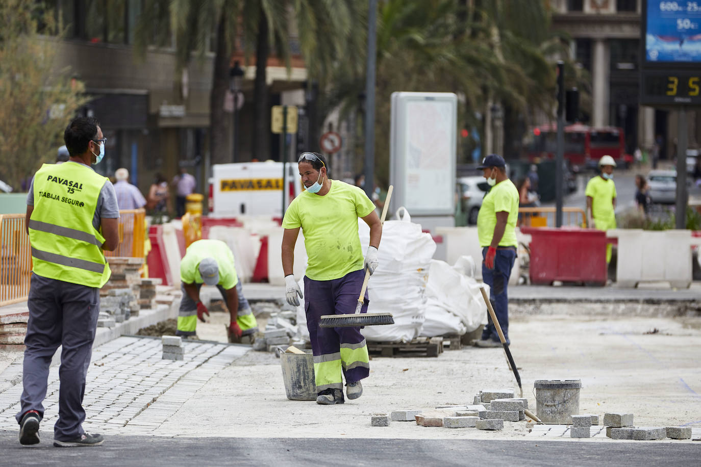 El nuevo asfalto rojizo de la plaza del Ayuntamiento ya está terminado en el tramo frente al teatro Rialto, cerca de la esquina con la calle Barcelonina, por lo que es la imagen más fidedigna de cómo quedará la plaza cuando terminen las obras, que se espera que finalicen en días. 