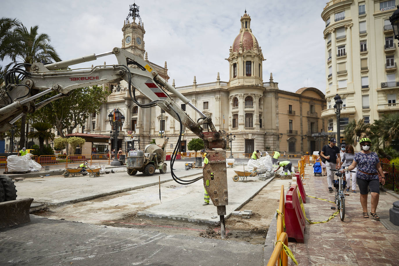 El nuevo asfalto rojizo de la plaza del Ayuntamiento ya está terminado en el tramo frente al teatro Rialto, cerca de la esquina con la calle Barcelonina, por lo que es la imagen más fidedigna de cómo quedará la plaza cuando terminen las obras, que se espera que finalicen en días. 