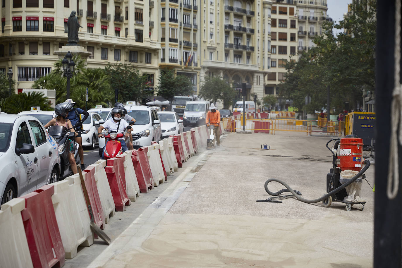 El nuevo asfalto rojizo de la plaza del Ayuntamiento ya está terminado en el tramo frente al teatro Rialto, cerca de la esquina con la calle Barcelonina, por lo que es la imagen más fidedigna de cómo quedará la plaza cuando terminen las obras, que se espera que finalicen en días. 