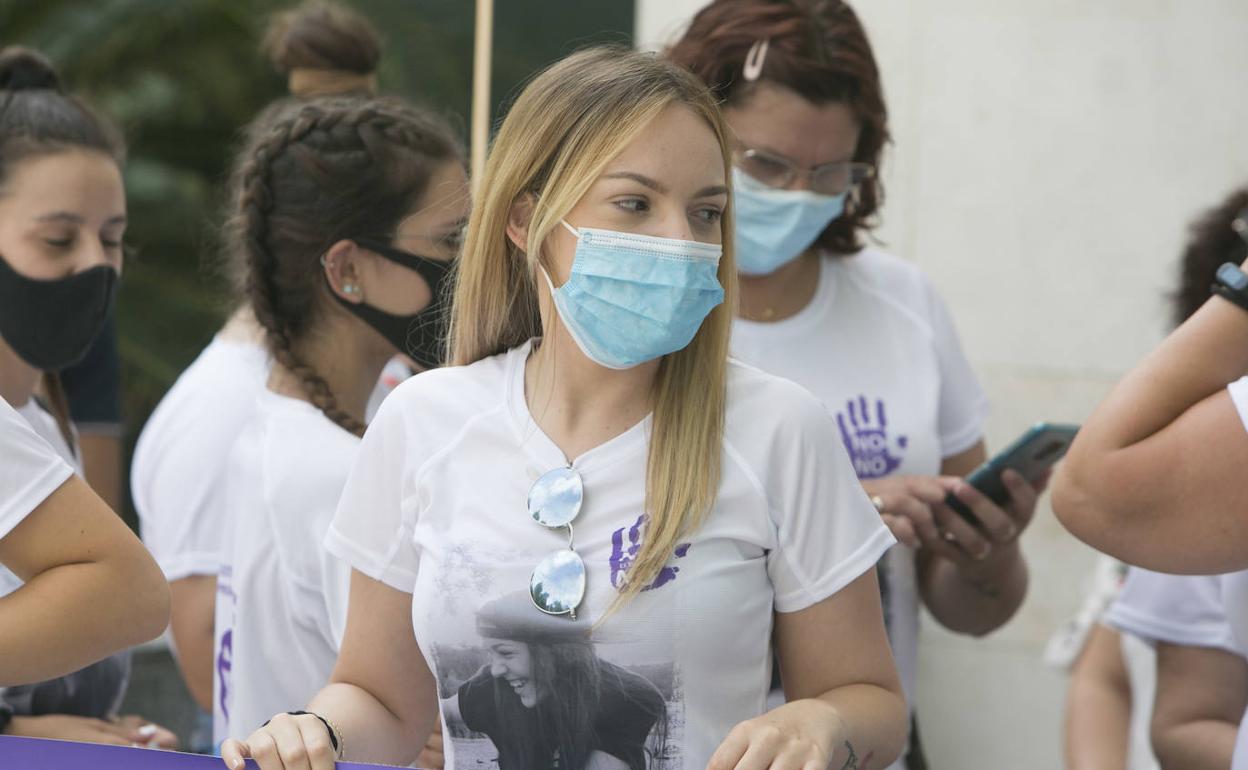 Alba Ferrer encabeza una protesta contra la violencia machista y en recuerdo de su hermana en la entrada de la Ciudad de la Justicia. 