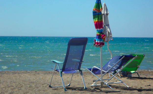 La multa que te puede poner la Policía por guardar sitio en las playas de Valencia