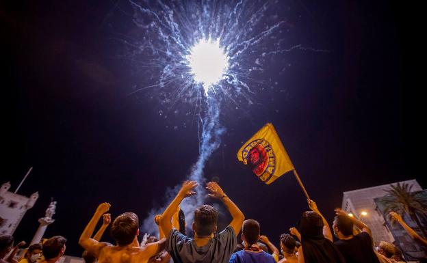 La afición del Cádiz celebra el ascenso a Primera de su equipo 14 años después. 