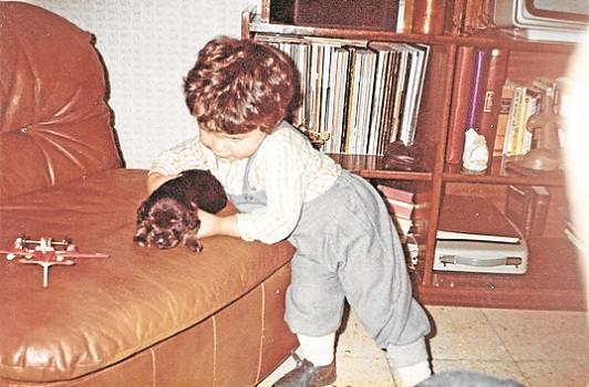 En casa de su abuela en Las Palmas. «Ese perro era nuestro, creció y se hizo enorme».