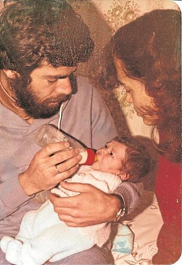 Con su padre José tomando su primer biberón. «No tengo casi fotos con él, me hizo mucha ilusión ver esta foto, no la recordaba».