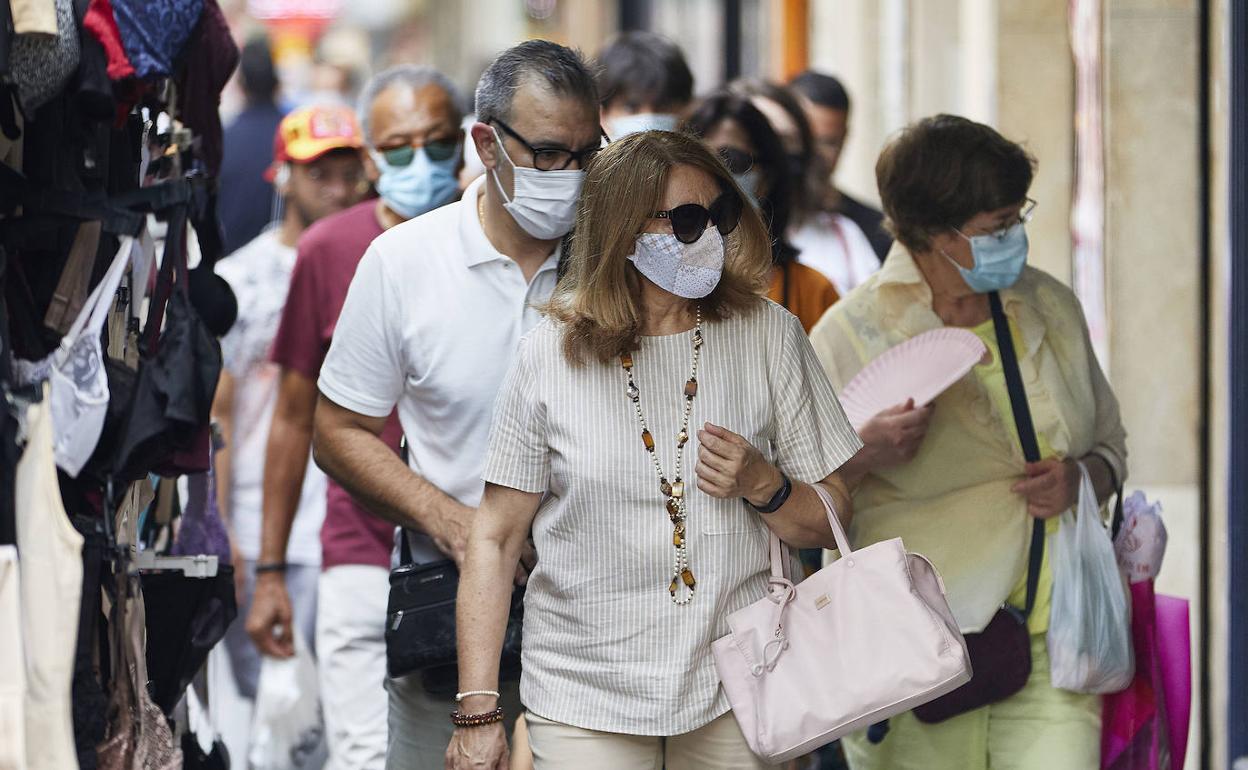 Ciudadanos con mascarilla en la ciudad de Valencia. 