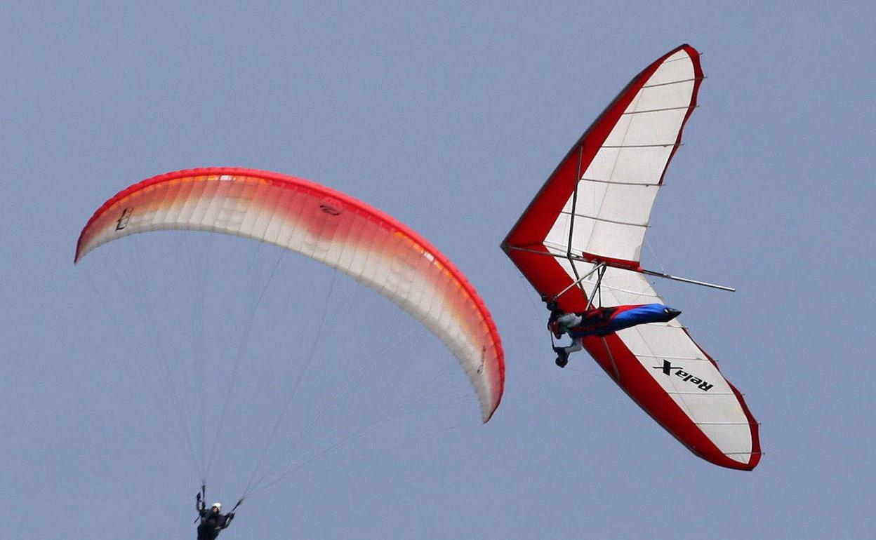 Un piloto valenciano resulta herido en el despegue de su ala delta en Segovia