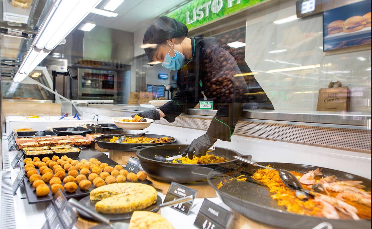 Una trabajadora de Mercadona, en su sección 'Listo para comer'. 