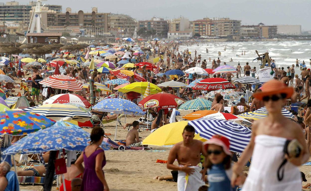 Imagen de archivo de la Playa de la Mata en Torrevieja, donde ha fallecido el bañista.