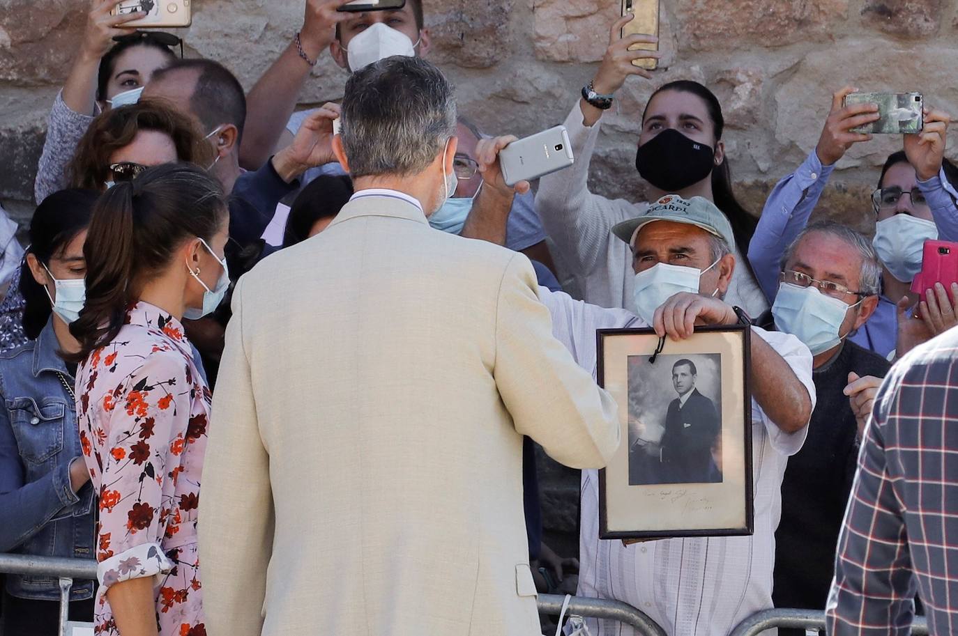 Los Reyes de España, Felipe VI y Letizia, han visitado este miércoles Vinuesa, en la provincia de Soria. Con esta ya son nueve las visitas que han realizado a diferentes comunidades autónomas de nuestro país, incluida Valencia. Los Reyes han correspondido al calor de los vecinos y han disfrutado del cariño que les han brindado los habitantes de la localidad soriana.