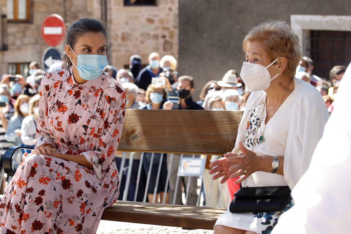 Los Reyes de España, Felipe VI y Letizia, han visitado este miércoles Vinuesa, en la provincia de Soria. Con esta ya son nueve las visitas que han realizado a diferentes comunidades autónomas de nuestro país, incluida Valencia. Los Reyes han correspondido al calor de los vecinos y han disfrutado del cariño que les han brindado los habitantes de la localidad soriana.